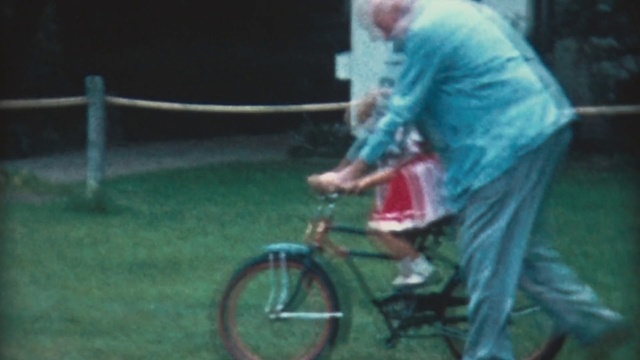 Video Reference: Bicycle, Bicycle accessory, Vehicle, Cycling, Grass, Recreation, Sports equipment, Bicycle frame