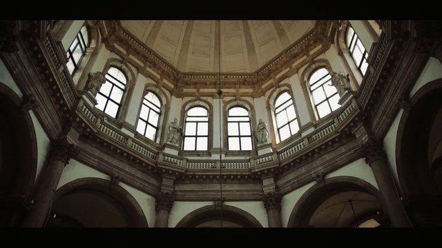 Video Reference: landmark, building, arch, dome, architecture, symmetry, tourist attraction, arcade, daylighting, medieval architecture