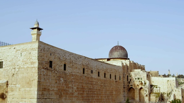 Video Reference: Historic site, Landmark, Khanqah, Mosque, Fortification, Holy places, Building, Medieval architecture, Architecture, Wall