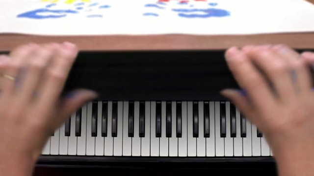 Video Reference: musical instrument, piano, electric piano, keyboard, digital piano, electronic instrument, technology, musical keyboard, electronic device, electronic keyboard, topview, top shot, top view
