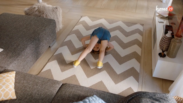 Video Reference: Floor, Flooring, Room, Textile, Linens, Tile