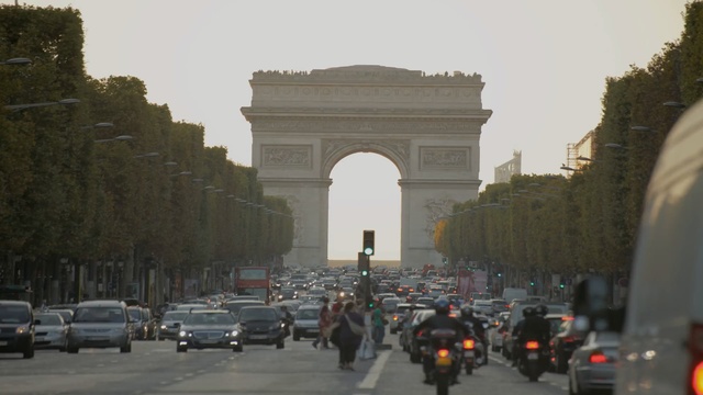 Video Reference: Arch, Triumphal arch, Architecture, Landmark, Atmospheric phenomenon, Monument, Thoroughfare, Historic site, Building, Ancient roman architecture, Person