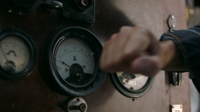 Video Reference: Gauge, Speedometer, Auto part, Measuring instrument, Person