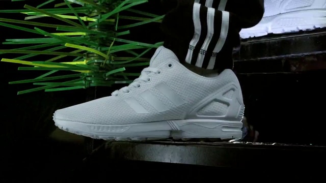 Video Reference: Shoe, Footwear, White, Black, Sneakers, Green, Sportswear, Walking shoe, Nike free, Outdoor shoe