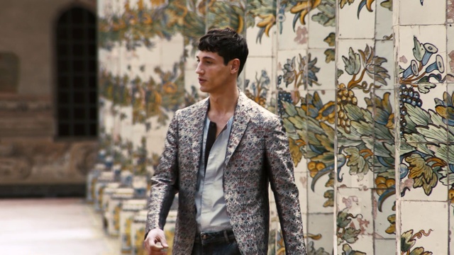 Video Reference: Suit, Street fashion, Blazer, Gentleman, Fashion, Outerwear, Male, Jacket, Formal wear, Top, Person