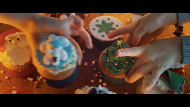 Video Reference: Icing, Cupcake, Cake decorating, Fondant, Sugar paste, Buttercream, Cake, Royal icing, Sweetness, Food