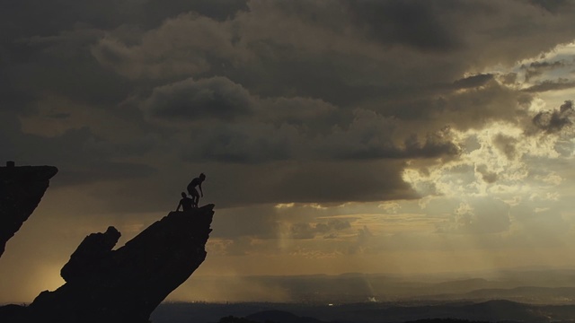 Video Reference: Sky, Cloud, Atmosphere, Hand, Photography, Cumulus, Evening, Landscape, Meteorological phenomenon, Horizon