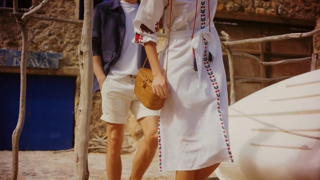 Video Reference: white, shoulder, leg, girl, fashion, joint, jeans, trunk, thigh, product