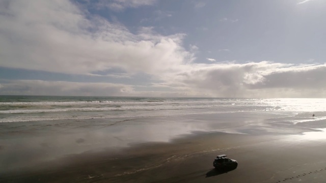 Video Reference: Sky, Sea, Cloud, Ocean, Beach, Horizon, Shore, Coast, Atmospheric phenomenon, Wave