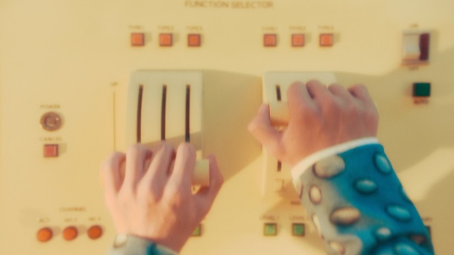 Video Reference: finger, hand, nail, play, Person