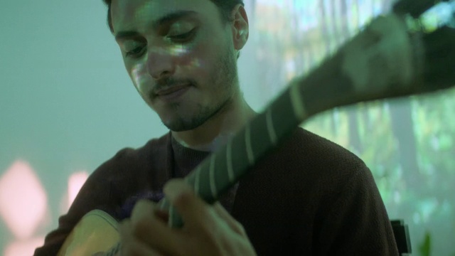 Video Reference: Guitar, String instrument, Plucked string instruments, Musical instrument, Cool, Fun, Mouth, Music, Ukulele, Cavaquinho