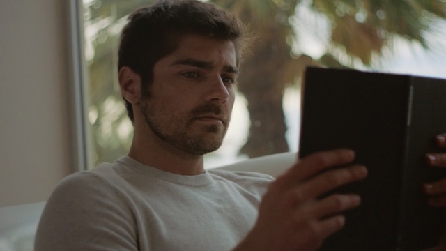 Video Reference: Chin, Shoulder, Room, Electronic device, White-collar worker