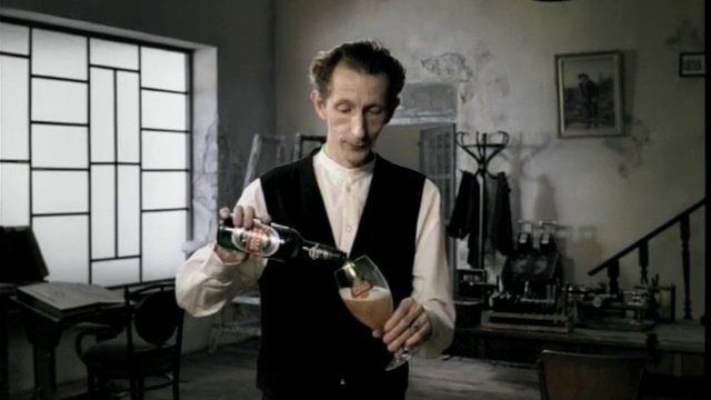 Video Reference: musical instrument, wind instrument, woodwind instrument, saxophone, brass instrument, trumpet, oboe, clarinet, reed instrument, string instrument, Person