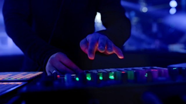 Video Reference: Musical instrument, Electronics, Disc jockey, Technology, Deejay, Sound engineer