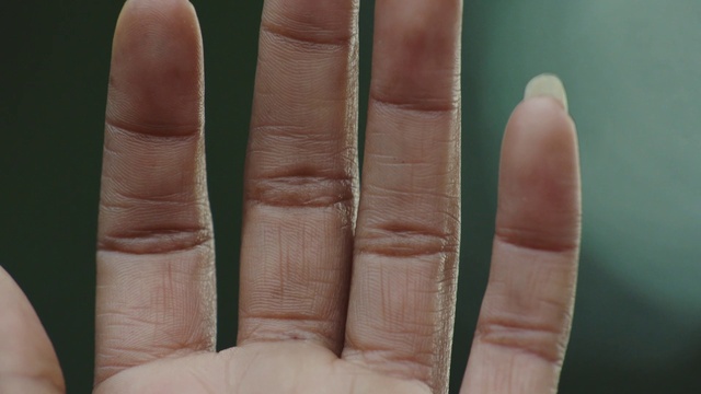 Video Reference: Skin, Gesture, Finger, Thumb, Nail, Material property, Close-up, Service, Tints and shades, Wrinkle