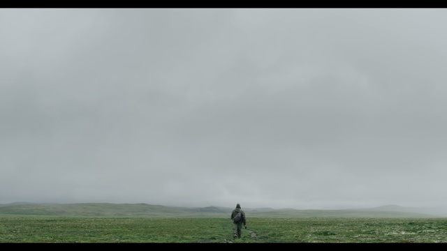 Video Reference: Grassland, Sky, Cloud, Nature, Horizon, Atmospheric phenomenon, Plain, Steppe, Natural environment, Ecoregion, Person, Outdoor, Cloudy, Water, Kite, Beach, Grass, Flying, Clouds, Ocean, Man, Field, Day, People, Standing, Couple, Group, Large, Woman, Playing, Riding, Air, Game, Frisbee, Fog, Hiking, Shore