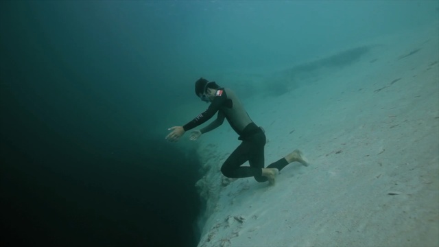 Video Reference: underwater diving, underwater, scuba diving, freediving, water, divemaster, diving, extreme sport, sea, recreation