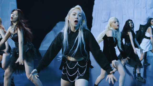 Video Reference: Performance, Musical, Fashion, Blond, Stage, Performing arts, Performance art, Event, Costume, Musical theatre