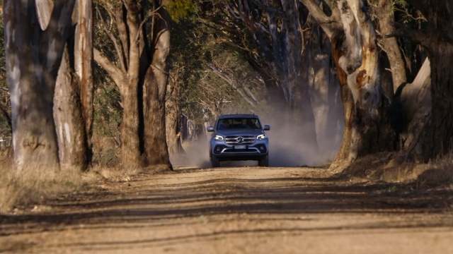 Video Reference: Land vehicle, Vehicle, Car, Regularity rally, Off-roading, Automotive design, Off-road vehicle, Sport utility vehicle, Compact sport utility vehicle, Road