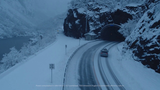 Video Reference: Snow, Winter, Geological phenomenon, Freezing, Road, Infrastructure, Mountain pass, Sky, Mountain, Ice