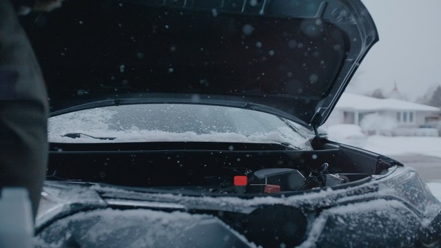 Video Reference: Snow, Vehicle door, Windshield, Vehicle, Windscreen wiper, Car, Winter, Glass, Automotive window part, Automotive exterior