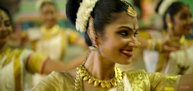 Video Reference: Hairstyle, Tradition, Smile, Headgear, Jewellery, Fashion accessory, Headpiece, Chignon, Black hair, Dancer