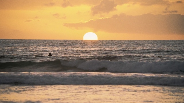 Video Reference: sea, horizon, ocean, wave, sky, shore, wind wave, sunrise, sunset, calm