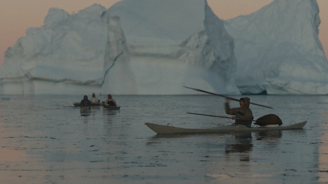 Video Reference: Watercraft rowing, Boating, Atmospheric phenomenon, Water, Boat, Vehicle, Iceberg, Recreation, Sea ice, Water transportation, Person