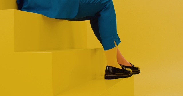 Video Reference: Yellow, Blue, Human leg, Sportswear, Footwear, Leg, Standing, Cobalt blue, Electric blue, Joint