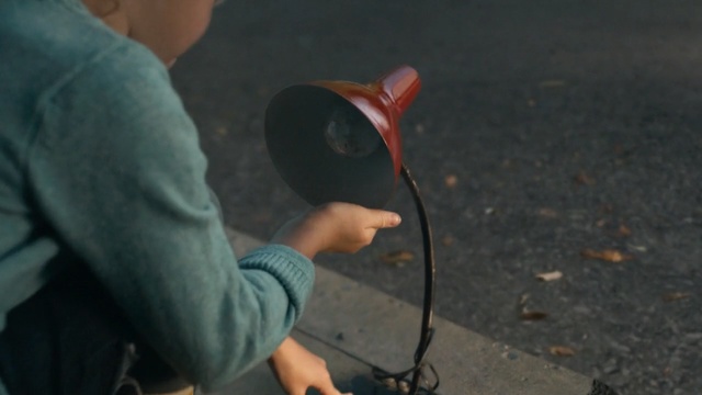 Video Reference: children, lamp, street, hand 