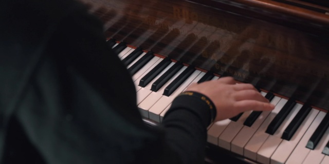 Video Reference: Piano, Pianist, Musical instrument, Musical keyboard, Keyboard, Electronic instrument, Organ, Musician, Keyboard player, Jazz pianist