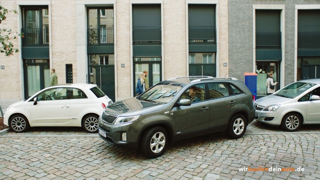 Video Reference: Land vehicle, Vehicle, Car, Motor vehicle, City car, Sport utility vehicle, Luxury vehicle, Crossover suv, Kia sorento, Building