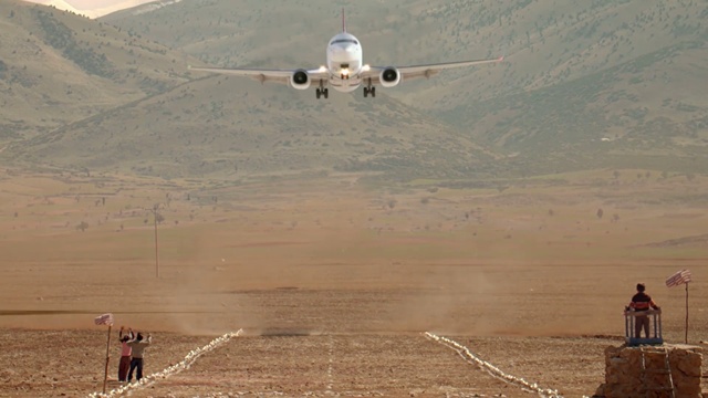 Video Reference: Airplane, Aviation, Vehicle, Airliner, Aircraft, Aerospace engineering, Air travel, Runway, Airline, Landing