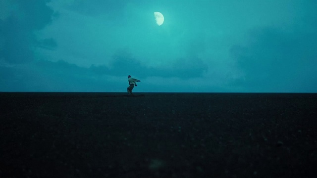 Video Reference: Sky, Light, Daytime, Horizon, Atmosphere, Calm, Sea, Photography, Landscape, Moonlight