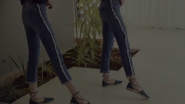Video Reference: jeans, denim, joint, leg, trousers, tights, shoe, knee, hip, girl, Person