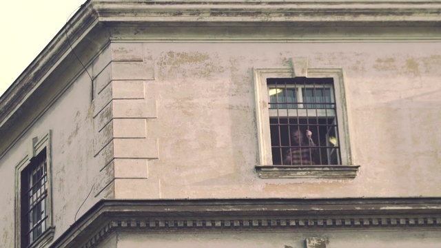 Video Reference: Building, Architecture, Facade, Wall, Window, Balcony, Material property, House, Molding, Classical architecture