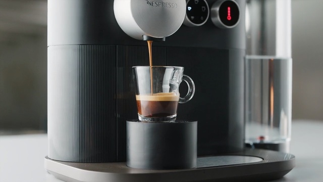 Video Reference: small appliance, espresso machine, coffeemaker, home appliance, product, kitchen appliance, kettle