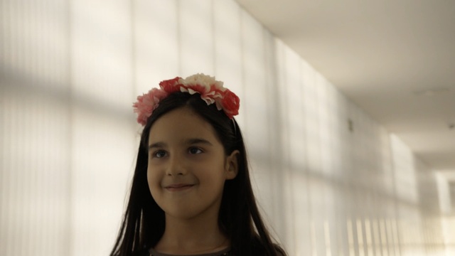 Video Reference: Hair, Headpiece, Red, Head, Beauty, Hair accessory, Fashion accessory, Lip, Headgear, Smile, Person