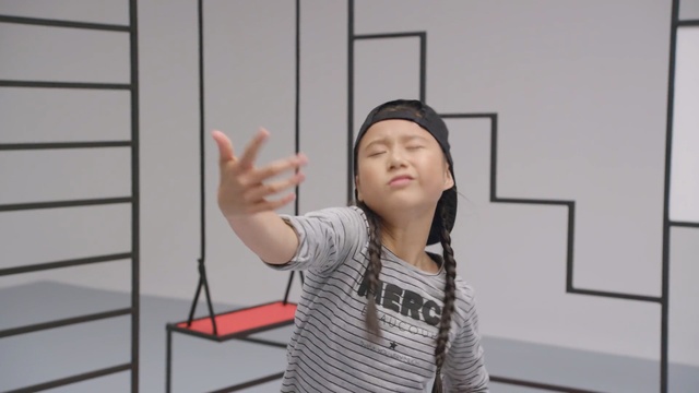 Video Reference: Shoulder, Snapshot, Arm, Joint, Finger, Hand, Sign language, Gesture, Person