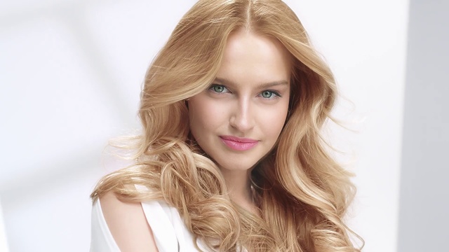 Video Reference: Hair, Blond, Face, Hairstyle, Hair coloring, Eyebrow, Long hair, Chin, Brown hair, Beauty