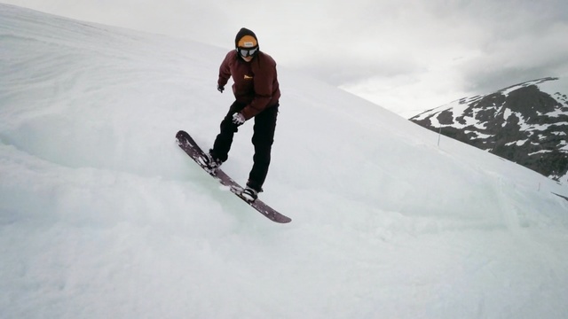 Video Reference: Snow, Snowboarding, Boardsport, Snowboard, Extreme sport, Slopestyle, Winter, Recreation, Sports equipment, Winter sport, Person