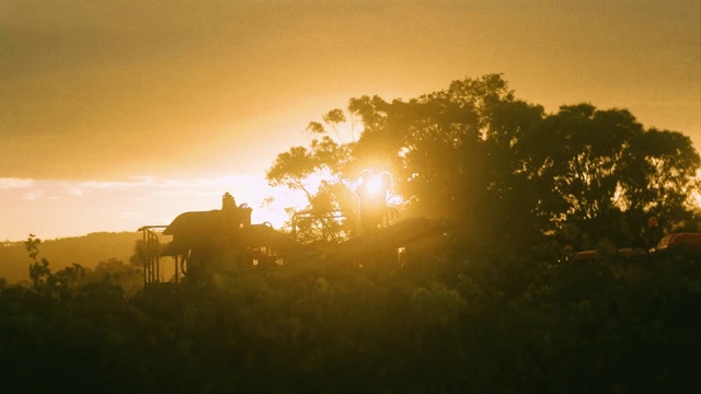 Video Reference: Sky, Sun, Sunrise, Nature, Sunlight, Sunset, Atmospheric phenomenon, Morning, Light, Natural landscape