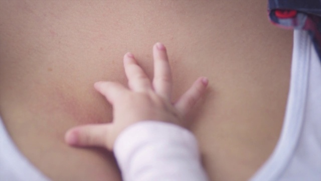 Video Reference: Skin, Hand, Finger, Arm, Joint, Close-up, Abdomen, Nail, Flesh, Gesture