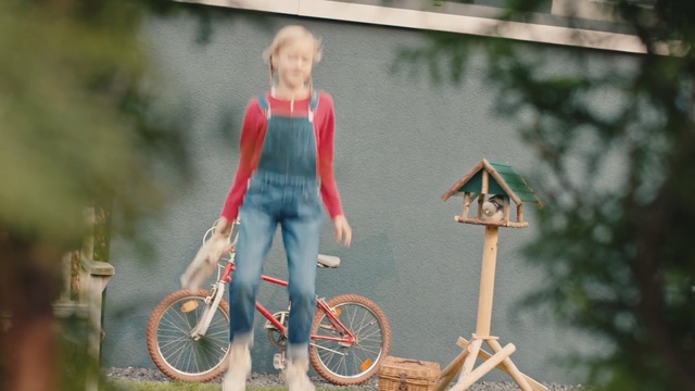 Video Reference: Bicycle, Bicycle wheel, Vehicle, Bicycle part, Cycling, Bicycle saddle, Child, Bicycle frame, Bicycle accessory, Wheel, Person