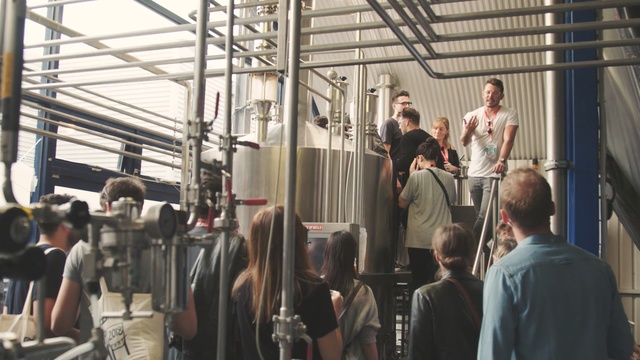 Video Reference: fashion, crowd, Person