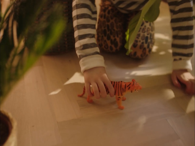 Video Reference: Finger, Hand, Nail, Fun, Child, Adaptation, Play, Flooring, Floor, Games