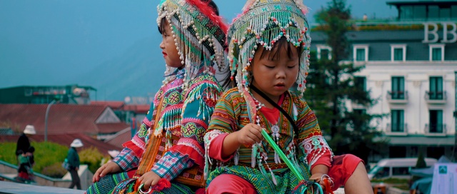 Video Reference: People, Tradition, Adaptation, Smile, Headgear, Child, Tribe