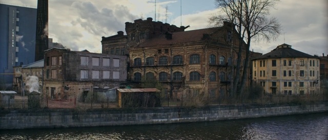 Video Reference: Building, Architecture, Stately home, Estate, Mansion, Waterway, Sky, Water castle, Historic house, Medieval architecture
