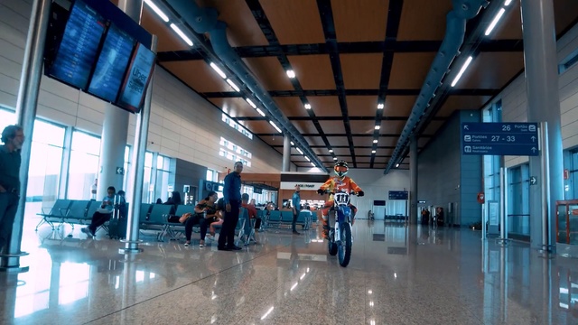 Video Reference: Airport terminal, Building, Airport, Transport, Infrastructure, Floor, Flooring, Vehicle, Passenger, Check-in, Person