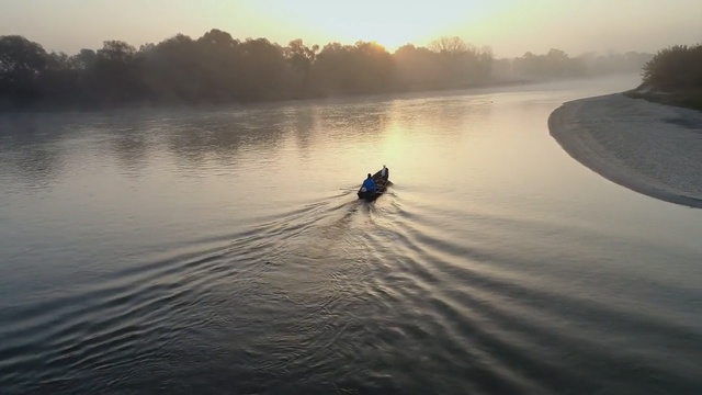 Video Reference: Water, Water resources, Nature, Atmospheric phenomenon, Morning, Waterway, Watercraft rowing, Sky, Wave, River